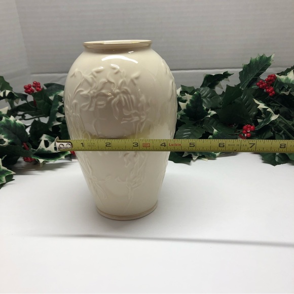 Lenox Ivory Porcelain 7.25”H Vase With Embossed Iris Flowers Good Trim EUC USA - Picture 8 of 9